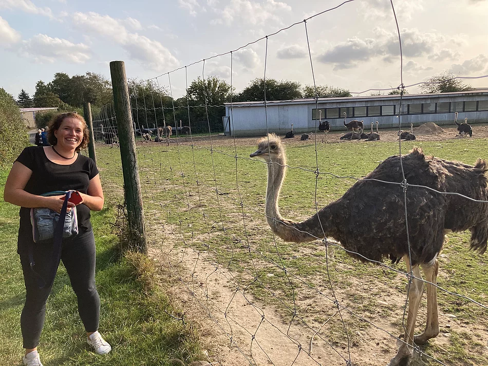 Straußenfarm Kulturausschussvorsitzende Mareike Jüngling während der Seniorenfahrt 2023 auf der Straußenfarm Ostseeblick